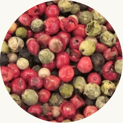 4-seizoenen peper 1 4-seizoenen peper, ook wel bonte peper genoemd, is een mengsel van verschillende soorten pepers. De meest voorkomende soorten zijn zwarte peper, witte peper, groene peper en roze peper. De roze peper is eigenlijk geen peper, maar een bes van de pepernootboom.