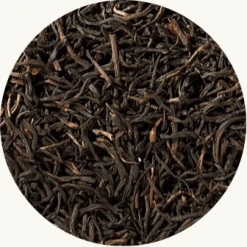 Zwarte thee Rwanda. Onze kwaliteit heeft een lang, stug, midden-bruin blad en de smaak is licht kruidig ​​met een aangename citrustoets. De fel glanzende kop geeft een kruidig fris aroma vrij. Deze biologische thee is verpakt per 100 gram.