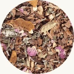 Winter Chai is een lekkere chai voor de koude avonden. Het is een ontspannende, verwarmende weelde. Deze levendige, pittige klassieker belooft een aangenaam warm gevoel in je buik. De intensiteit van de kruiden blijft lang hangen en herinnert nog lang aan dit perfecte genot