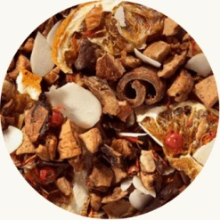Sinaasappel Amandel Thee De frisse geur van sappige sinaasappel in combinatie met een lichte chocolade en marsepein smaak wordt onderstreept door een fijne optiek van sinaasappelschijfjes en kaneelstaafjes.