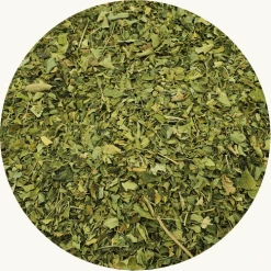 Moringa blad gesneden. Wat is er al niet geschreven over de zeer goede ondersteunende werking van de Moringa boom. Voor de kruidenthee gebruiken we het meest optimale deel van deze wonderboom, het blad. Vitamine A, Vitamine C, Calcium, IJzer, Zink en Omega-3 vetzuren