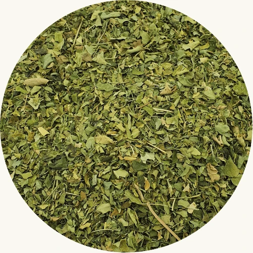 Moringa blad 1 Moringa blad gesneden. Wat is er al niet geschreven over de zeer goede ondersteunende werking van de Moringa boom. Voor de kruidenthee gebruiken we het meest optimale deel van deze wonderboom, het blad. Vitamine A, Vitamine C, Calcium, IJzer, Zink en Omega-3 vetzuren