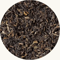 Een milde en zeer aromatische bladthee met een opvallend, middelgroot goed bewerkt blad met veel tips. Een thee van topkwaliteit, zacht en aromatisch en met een lichte, rokerige zoetheid.