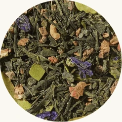 Groene thee melange Matcha Een plek van rust en reflectie. Dit was het idee achter deze lichtgroene theemelange, afgerond met aangenaam fruitige tonen van perzik en de licht romige tonen van kokosnoot. Aangevuld met een vleugje groen Matcha-poeder