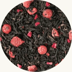 Zwarte thee Fresh Berries. Verfrissende rode aardbeien, zwarte bessen en felroze frambozen, gekust door de zon, wachten om van te genieten.