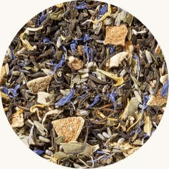 Zwarte thee Lavendel Lime Munt biologische thee, is een harmonische combinatie van blauwe lavendelbloesem, groene muntblaadjes en geeloranje citroenschil op een milde zwarte theebasis.