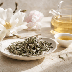 Pai Mu Tan China Special, losse witte thee met lichte blaadjes en knoppen, rustige sfeer