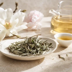Pai Mu Tan China Special, losse witte thee met lichte blaadjes en knoppen, rustige sfeer